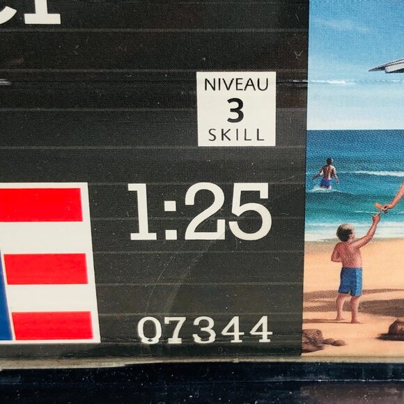 Revell 1:25 Volkswagen T3 "Camper" Model Set (Plastic) New in Box - Picture 16 of 16